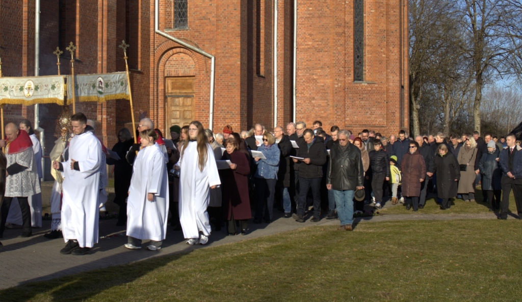 Procesija aplink bažnyčią
