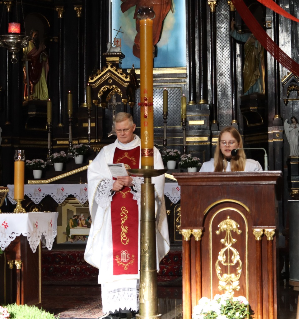 Mergina skaito Šv. Raštą