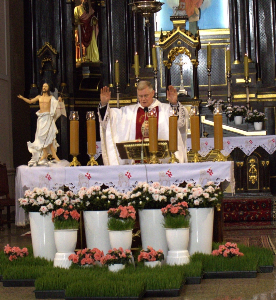 Klebonas kunigas Vytautas Gedvainis laimina susirinkusiuosius