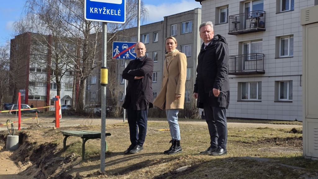 Administracijos direktorius Dalius Pečiulis, Vietos ūkio skyriaus vedėja Odeta Petkuvienė, savivaldybės meras Audrius Klišonis