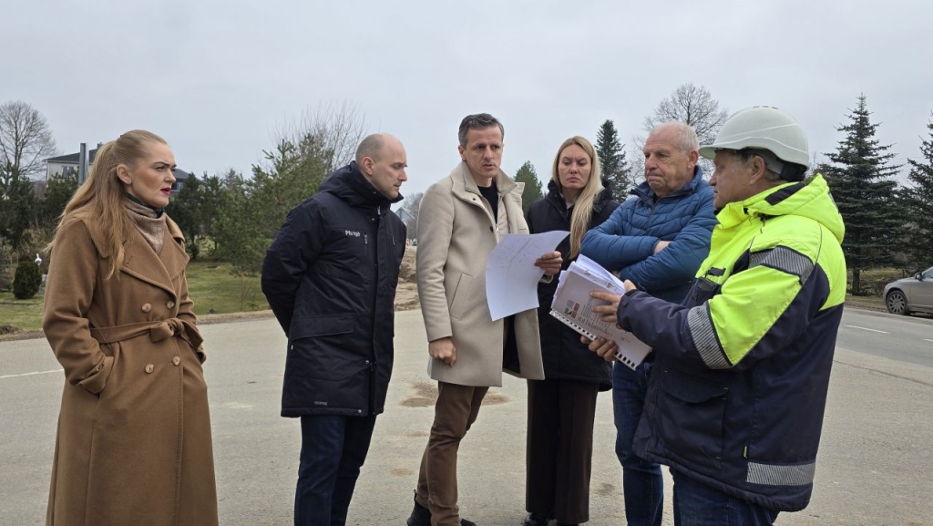Administracijos direktorius Dalius Pečiulis, Vietos ūkio skyriaus vedėja Odeta Petkuvienė, Architektūros ir teritorijų planavimo skyriaus vedėjas Tomas Jocys ir Plungės miesto seniūnė Agnė Šukienė