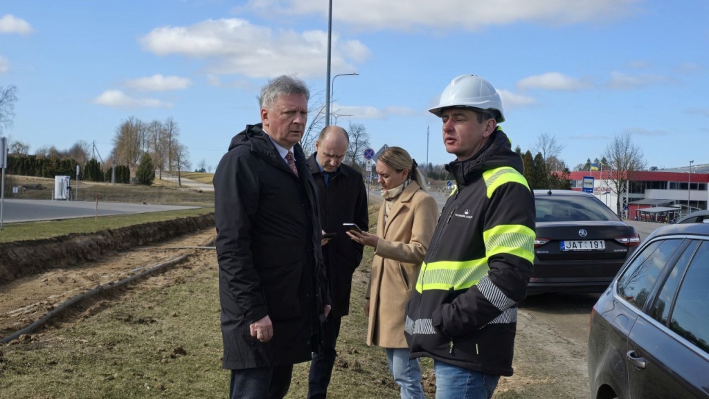 Administracijos direktorius Dalius Pečiulis, Vietos ūkio skyriaus vedėja Odeta Petkuvienė, savivaldybės meras Audrius Klišonis ir UAB „Plungės lagūna“ atstovas