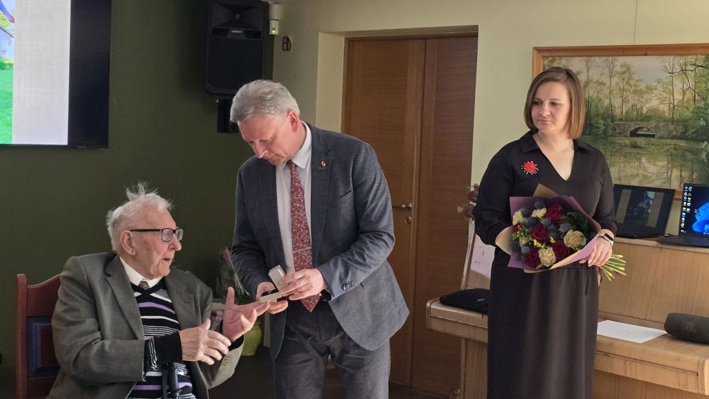 Sukaktuvininką sveikina Savivaldybės meras Audrius Klišonis ir mero patarėja Anastasija Bojog